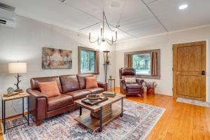 Ruang duduk di 3 Mi to Dtwn Greer Mountain-View Home!