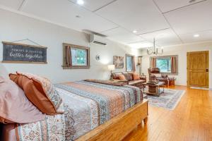 Katil atau katil-katil dalam bilik di 3 Mi to Dtwn Greer Mountain-View Home!