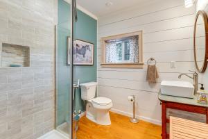 Bilik mandi di 3 Mi to Dtwn Greer Mountain-View Home!