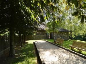 Κήπος έξω από το Spacious Chalet in Ovifat