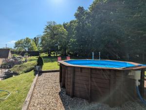 une piscine dans l'arrière-cour d'une maison dans l'établissement Détente au Moulin: Piscine, Jacuzzi, Animaux Bienvenus - FR-1-591-641, à Rouvres-les-Bois