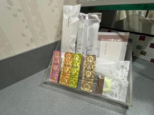 un grupo de pulseras en bolsas de plástico sobre una mesa en ホテルグランドール, en Mito