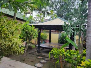 Taman di luar Koi Gili Guest House