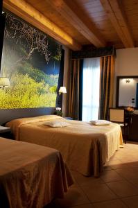 Un pat sau paturi într-o cameră la Hotel Al Poggio