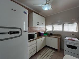 Køkken eller tekøkken på Ap Luz do Sol 200m Praia Enseada, FEIRINHA, aquário, 3 QUARTOS, garagem, WI-FI