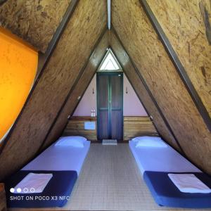 Un pat sau paturi într-o cameră la Sumiran Eco Park & Resort