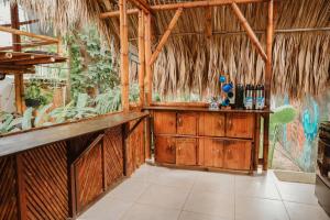 a room with a bar in a straw hut at Kasakolà in Palomino
