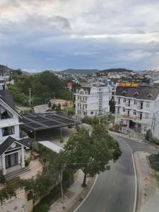 Xuan AnにあるDaLatXanh Houseの建物のある街並み