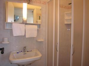 Koupelna v ubytování Hotel Garni Tahiti + 30 fotografií