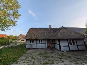HolebyにあるCharming half-timbered house near Fermen & Puttgarden & Lalandiaの茅葺き屋根の古民家