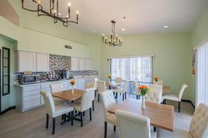 a kitchen and dining room with a table and chairs at Hotel Rising in Phoenix