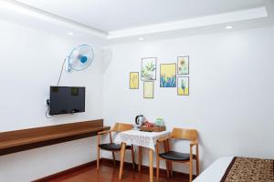 Sjónvarps- og/eða afþreyingartæki á Sky House Hotel Da Lat City