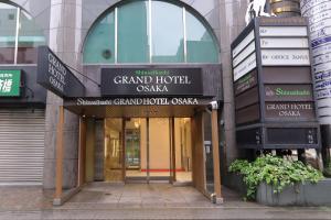 Una entrada a un gran hotel en una calle de la ciudad. en Shinsaibashi Grand Hotel Osaka, en Osaka