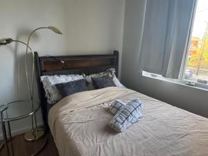 Posteľ alebo postele v izbe v ubytovaní Comfy apt with skyline front view Mins away from NYC