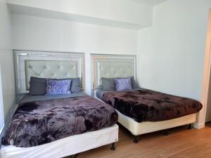 zwei nebeneinander stehende Betten in einem Schlafzimmer in der Unterkunft Art District Downtown Spacious Homes in Los Angeles