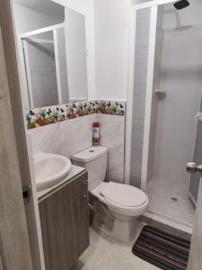 un piccolo bagno con un water e un lavandino di Casa Natyrouss a Cartagena de Indias Altre 65 foto
