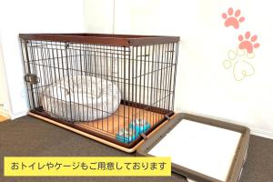a bird cage with a seat in a room at Casa Stella 8 by Liaison カーサステラ8 byリエゾン in Osaka