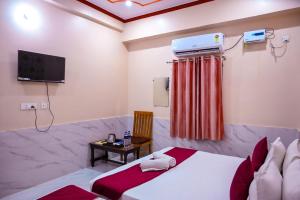 TV a/nebo společenská místnost v ubytování Hotel The Param Grand Regency - 750 Meters From Ram Mandir Ayodhya A Unit of Ramansh Group of Hotels