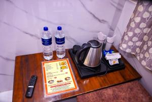 Příslušenství pro přípravu čaje a kávy v ubytování Hotel The Param Grand Regency - 750 Meters From Ram Mandir Ayodhya A Unit of Ramansh Group of Hotels