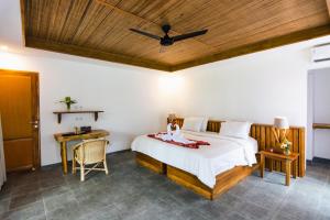 Una cama o camas en una habitación de Murex Dive Resort