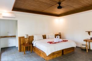 Una cama o camas en una habitación de Murex Dive Resort