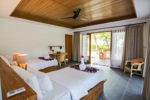 Una cama o camas en una habitación de Murex Dive Resort