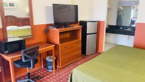 TV a/nebo společenská místnost v ubytování Executive Inn Robstown