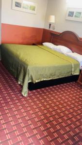 Postel nebo postele na pokoji v ubytování Executive Inn Robstown