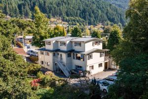 an aerial view of a house with a parking lot at The Flaming Kiwi Backpackers in Queenstown