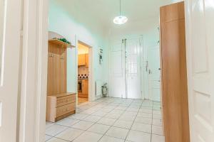 ウィーンにあるStylish 2BR shared Apt, Central with Easy City Accessのタイルフロアのキッチン、廊下