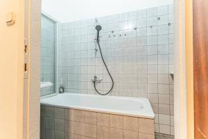 Stylish 2BR shared Apt, Central with Easy City Accessにあるバスルーム