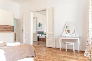 Stylish 2BR shared Apt, Central with Easy City Accessにあるベッド