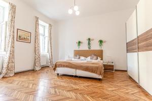 Stylish 2BR shared Apt, Central with Easy City Accessにあるベッド