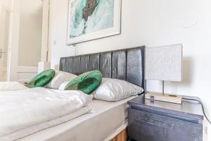 Stylish 2BR shared Apt, Central with Easy City Accessにあるベッド