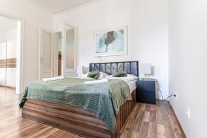 Stylish 2BR shared Apt, Central with Easy City Accessにあるベッド