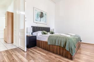 Stylish 2BR shared Apt, Central with Easy City Accessにあるベッド