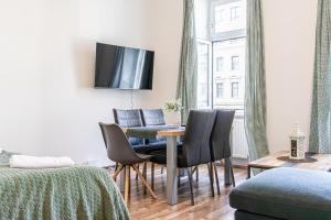 Stylish 2BR shared Apt, Central with Easy City Accessにあるテレビまたはエンターテインメントセンター