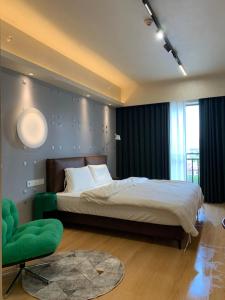 Llit o llits en una habitació de Hui Xiang Designer Art Homestay