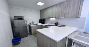 eine Küche mit einer weißen Theke und einem Kühlschrank in der Unterkunft 218 Macalister Food Paradise By Smart Space Home in George Town