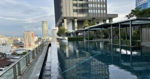 eine Wasserpfütze vor einem Gebäude in der Unterkunft 218 Macalister Food Paradise By Smart Space Home in George Town