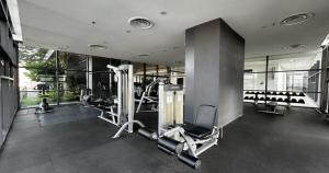 einen Fitnessraum mit Kardiogeräten in einem großen Raum in der Unterkunft 218 Macalister Food Paradise By Smart Space Home in George Town