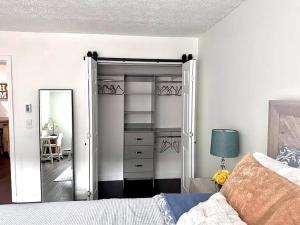 - une chambre avec une porte donnant sur un placard dans l'établissement NEW - Mins to Hospitals - Manchester - Derry - Nashua - Concord - Queen Bed, à Manchester