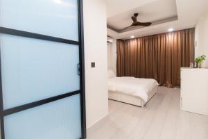 Postel nebo postele na pokoji v ubytování 203 Comfy Modern Room in Hulhumale by the Beach