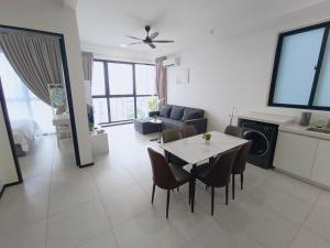 Infinity Pool, Urban Suites, Georgetown, 2 Car Parks by Star Home في جورج تاون: مطبخ وغرفة معيشة مع طاولة وكراسي