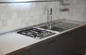 blat kuchenny z kuchenką i zlewem w obiekcie The Diamond Flat w mieście Parma +37 zdjęć
