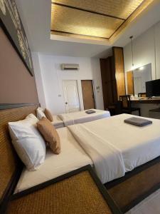 two beds in a hotel room with at Sleep CNX in Chiang Mai