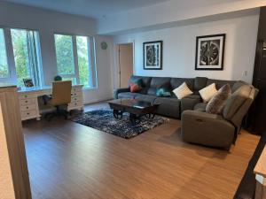 ein Wohnzimmer mit Sofa und Tisch in der Unterkunft Art District Downtown Spacious Homes in Los Angeles