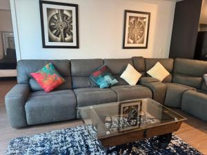ein Wohnzimmer mit einer Couch und einem Couchtisch in der Unterkunft Art District Downtown Spacious Homes in Los Angeles