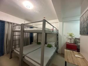 Rúm í herbergi á Tacloban EVMC Gdex Transient House