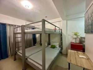 Rúm í herbergi á Tacloban EVMC Gdex Transient House